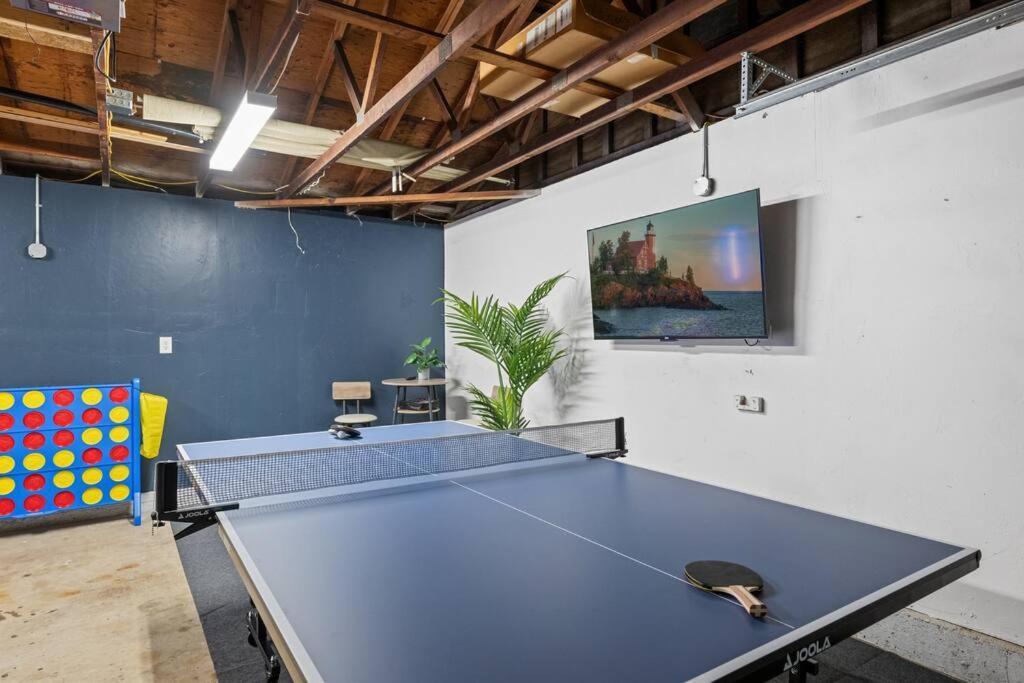 4 Bedroom With Game Room! Family Friendly! Centrally Located! Guest house