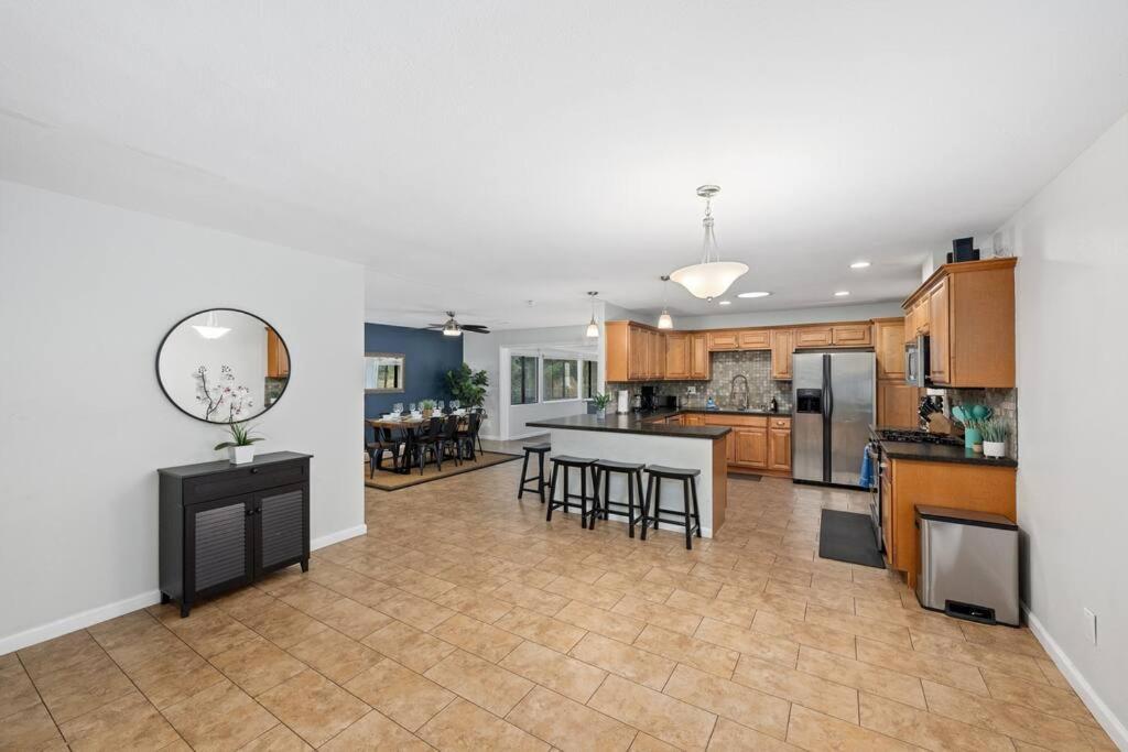 4 Bedroom With Game Room! Family Friendly! Centrally Located! Guest house San Diego