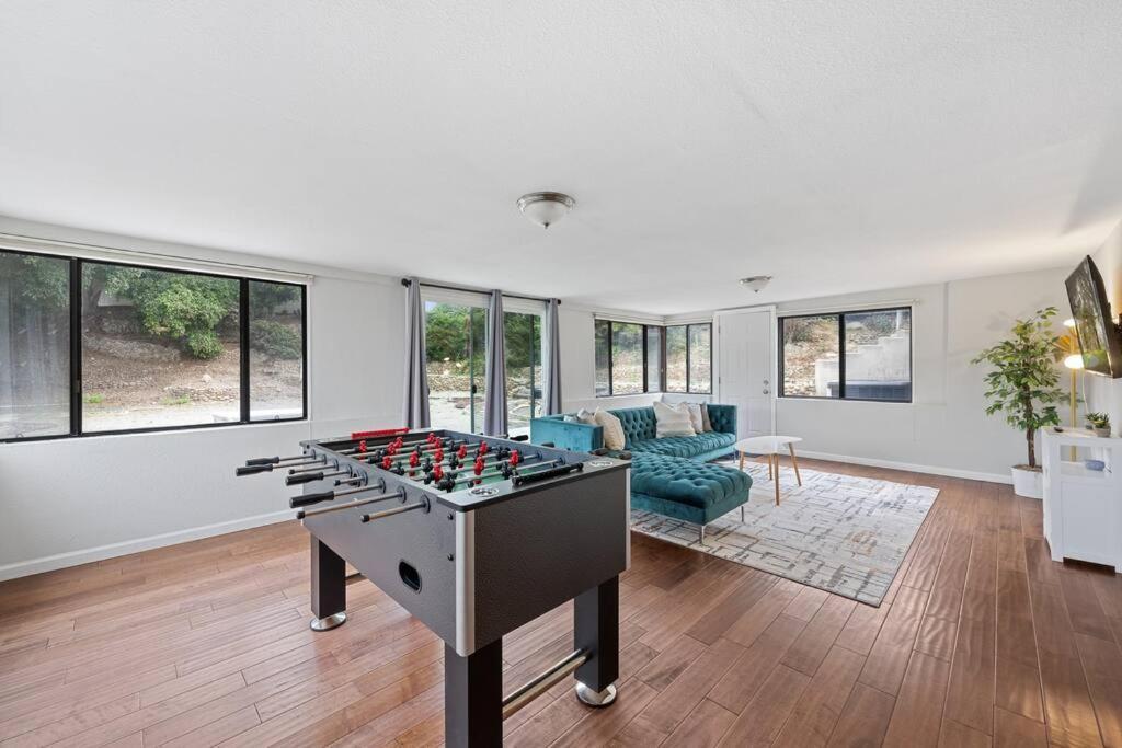 4 Bedroom With Game Room! Family Friendly! Centrally Located! *